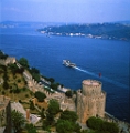 Istanbul, Festung Rumelihisar am Westufer des Bosporus. : Burg, Fähre